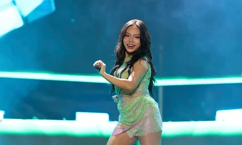 Ngàn khán giả đội mưa, “quẩy hết mình” trong đêm nhạc VPBank Prime Night có RHYDER, Hà Nhi