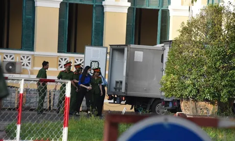 Xét xử Hoa hậu Thùy Tiên, Quang Linh, Hằng Du Mục: Giám đốc "Chị Em Rọt" khai nhận "thiếu kiến thức" an toàn thực phẩm