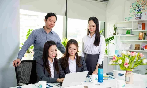 OPES lọt top 5 nơi làm việc tốt nhất Việt Nam 2025 ngành bảo hiểm do Anphabe công bố