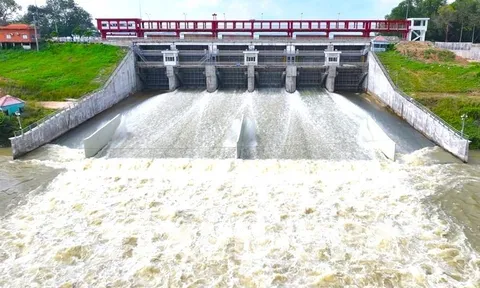 Hồ nước lớn nhất Đông Nam Á xả lũ, triều cường trên báo động 2