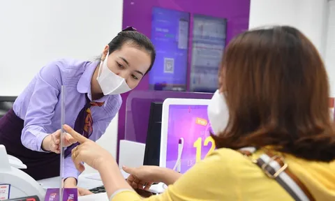 Ngân hàng đang thu phí quản lý tài khoản bao nhiêu mỗi tháng?