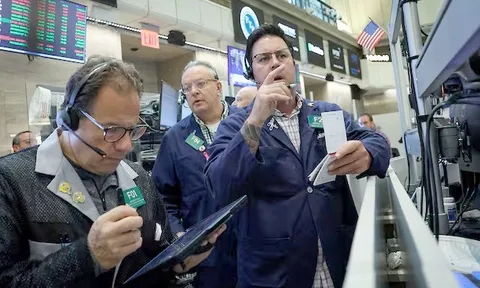 Phố Wall chao đảo cuối tuần, cổ phiếu AI lao dốc