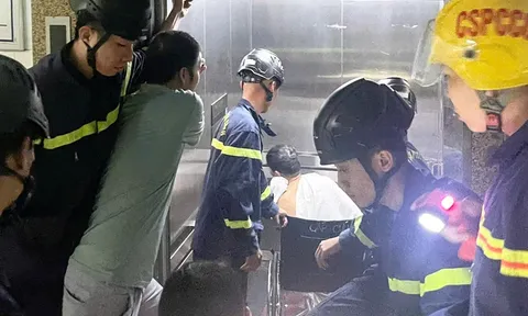 3 bệnh nhân và nhân viên y tế ở Đà Nẵng mắc kẹt trong thang máy giữa khuya