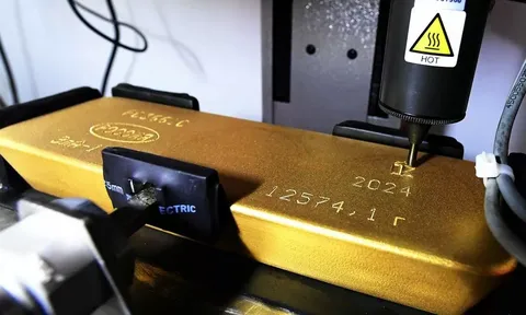 Giá vàng hôm nay 26/12/2025 'thử' ngưỡng tâm lý 4.500 USD, động lực vững chắc neo giữ thị trường