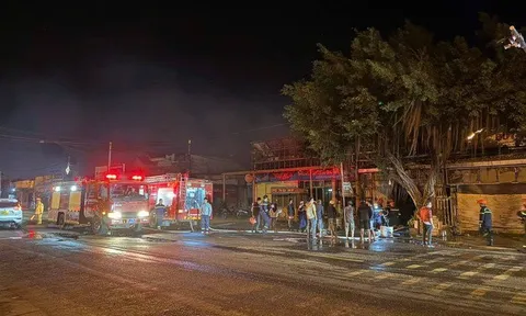 NÓNG: Cháy nhà giữa đêm khuya, 4 người trong gia đình tử vong
