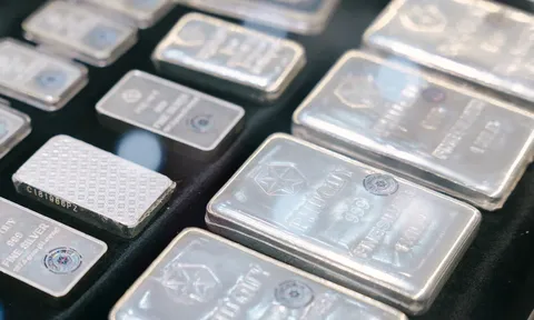 Giá bạc lao dốc, 'bốc hơi' hơn 7 triệu đồng sau một đêm