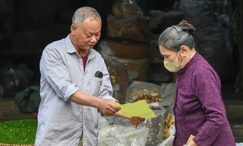 Hộ kinh doanh tự ghi chép sổ sách hoặc giao bố mẹ, vợ chồng làm kế toán