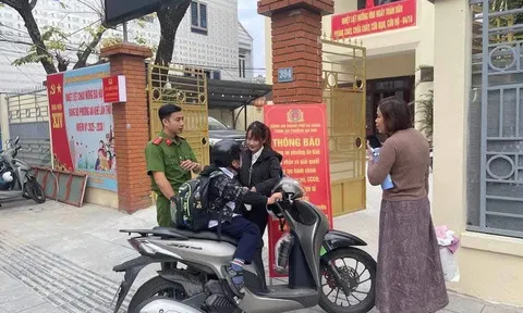 Mẹ chở con đến trụ sở công an vì không chịu đi học, câu chuyện gây xôn xao mạng xã hội