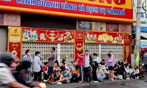 Nổ rung chuyển Trung Đông, người dân xếp hàng mua vàng từ sáng sớm