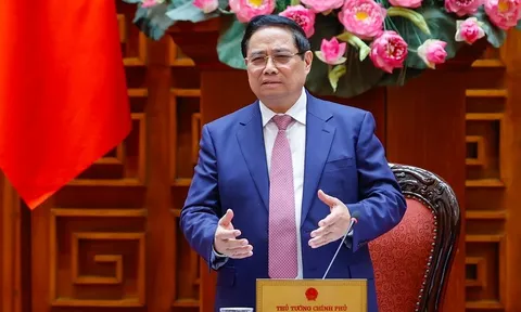 Thủ tướng: Dứt khoát không để thiếu xăng dầu trong mọi trường hợp; xem xét bố trí ngân sách để hỗ trợ bình ổn giá