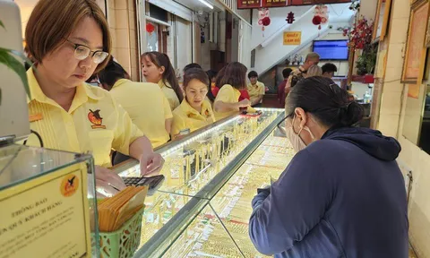 Sáng 21/3, giá vàng miếng SJC rớt thêm 5 triệu đồng/lượng khi vừa mở cửa