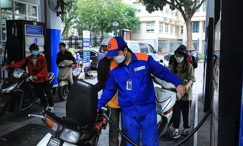 Giá xăng E10 giảm sâu, lần đầu xuống dưới 21.000 đồng/lít