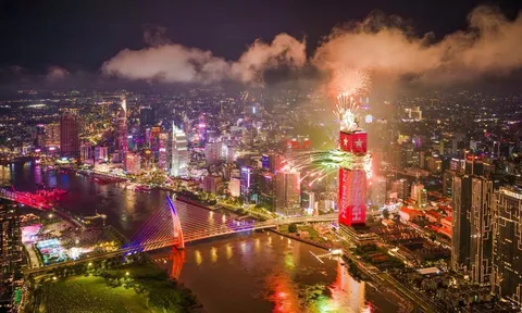 Saigon Marina IFC thắp sáng bầu trời đêm 2/7: Tự hào tỏa sáng cùng thành phố, tôn vinh nửa thế kỷ mang tên Bác