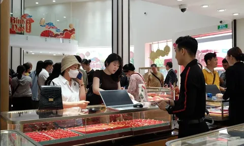 Giá vàng hôm nay 3/8: 'Bốc hơi' tới hơn 1 triệu/lượng