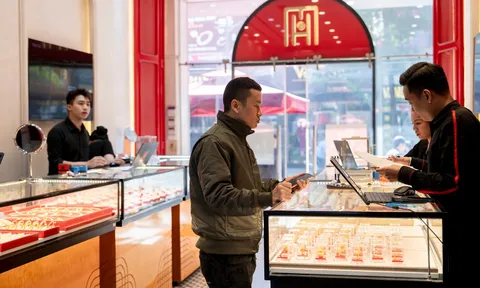 Giá vàng hôm nay 19/8: Tiến sát mức 151 triệu/lượng