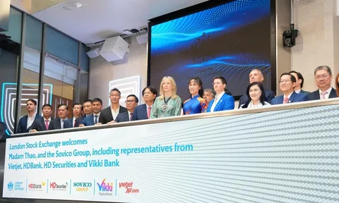 TS. Nguyễn Thị Phương Thảo cùng lãnh đạo Sàn giao dịch Chứng khoán Luân Đôn (LSE) bấm nút khai phiên giao dịch, thị trường chứng khoán lập tức tăng điểm