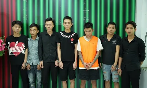 Giữ khẩn cấp 7 người trong vụ ô tô tông vào đám đông trước quán ăn ở TPHCM