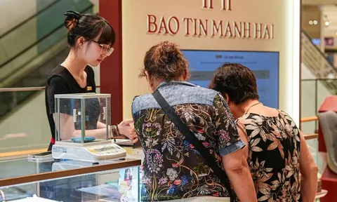 Giá vàng hôm nay 8/10: Thế giới căng thẳng, giá vàng đối mặt triển vọng xấu