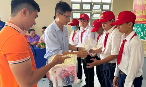 Đồng Tháp: Nhóm giáo viên thiện nguyện thắp sáng ước mơ cho học sinh khó khăn