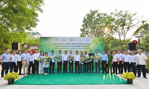 Người dân phường Xuân Hòa (TP Hồ Chí Minh) vui mừng với không gian cảnh quan đón tết được bàn giao trước hạn