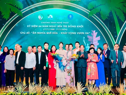 Hoa hậu Môi trường thế giới 2023 Nguyễn Thanh Hà bán tranh bán gây quỹ từ thiện