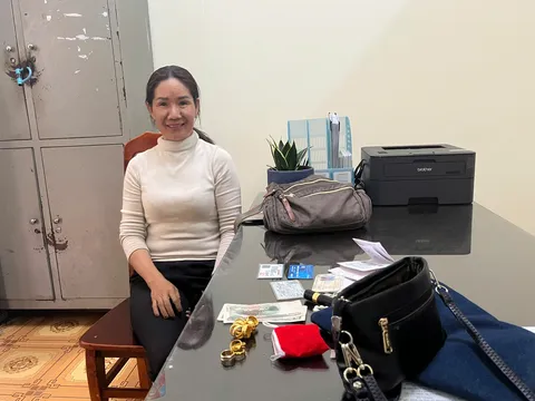 Lâm Đồng: Nhặt được 4 cây vàng cùng nhiều ngoại tệ, nữ tiểu thương trả lại người bỏ quên
