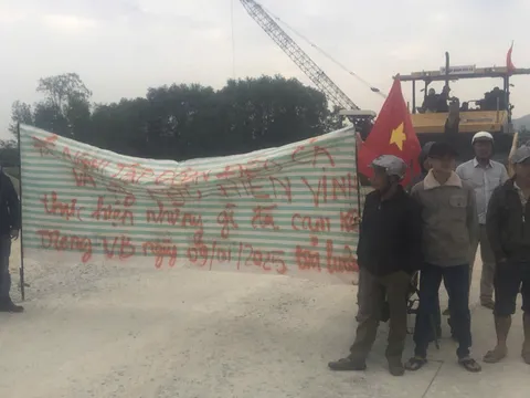 Công nhân căng băng rôn đòi nợ Công ty Tập đoàn Đèo Cả và Công ty Phú Hiển Vinh