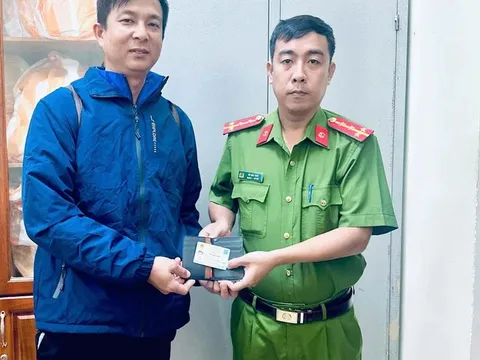 Ngày Tết nhặt được ví tiền, chàng trai đem tới công an tìm người trả lại