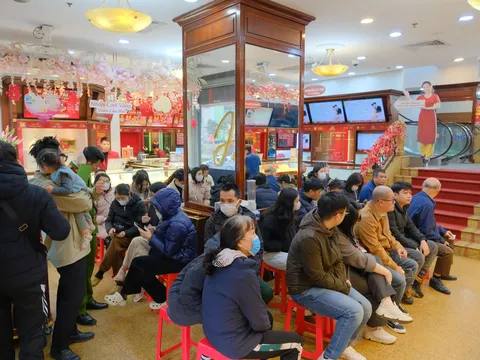 Nhiều người chấp nhận 'đu đỉnh' mua vàng ngày Thần Tài