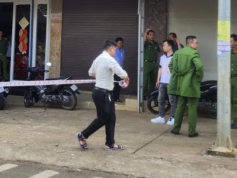 Nam thanh niên dùng búa đập tủ kính, cướp tiệm vàng ở Lâm Đồng