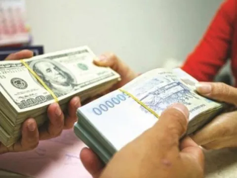 Giá USD ngân hàng tăng mạnh, vượt thị trường tự do