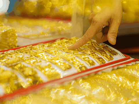 Giá vàng hôm nay 19/2/2025 vùn vụt tăng, SJC và vàng nhẫn lại thấp hơn thế giới