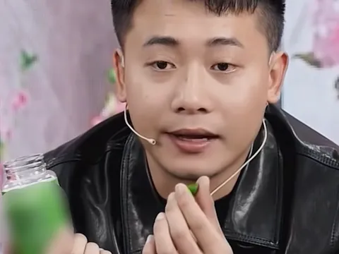 Hằng Du Mục và Quang Linh Vlogs xin lỗi vì có màn quảng cáo lố "kinh điển"