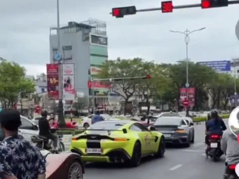 Dàn siêu xe của đại gia ngành thẩm mỹ ngang nhiên vượt đèn đỏ tại Đà Nẵng