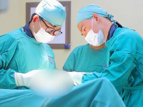 Cứu người đàn ông vỡ đôi tinh hoàn vì con trai dùng đồ chơi đập trúng