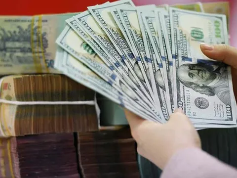 NHNN lần đầu tiên tăng giá bán USD vượt 26.000 đồng: Thị trường phản ứng ra sao?