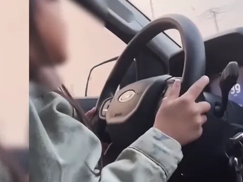Cục CSGT xác minh clip bé gái được bố cho cầm vô lăng ô tô chạy hơn 60km/h