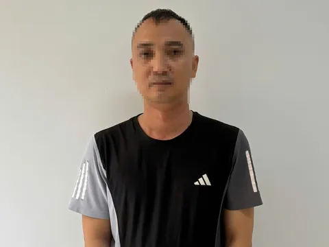 Bắt giữ tài xế ô tô dùng gậy bóng chày đánh người đi xe máy chở con ở Bình Dương