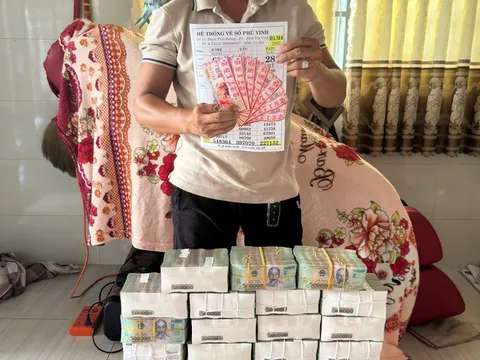 Đi thăm bệnh, người đàn ông mua vé số trúng 7 tờ giải đặc biệt