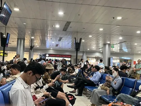 Khách than phiền chuyến bay bị chậm, rồi hủy ở sân bay Tân Sơn Nhất