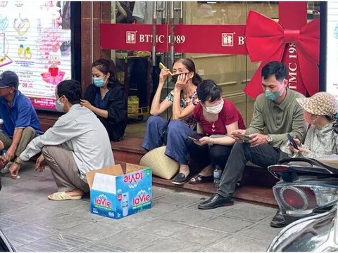 Trăm người vạ vật xếp hàng cả sáng chờ mua vàng giá cao kỷ lục