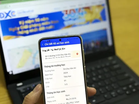 Cha mẹ theo dõi việc học của con qua app Công dân số TP.HCM