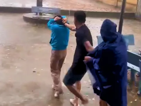 Nghệ An: Phụ huynh vào trường kéo cô giáo ra sân, đánh, bắt đứng giữa mưa