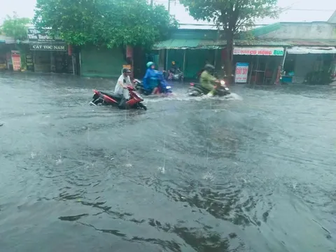 Mưa kinh hoàng, người dân ở Bình Dương bật khóc nhìn nhà ngập lụt, tan hoang
