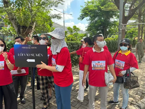 Hàng chục khách hàng phản đối tại lễ ra quân dự án căn hộ The Privé của Đất Xanh