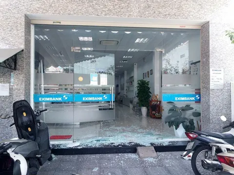 Người đàn ông mặc áo chống nắng xông vào ngân hàng Eximbank cướp rổ tiền