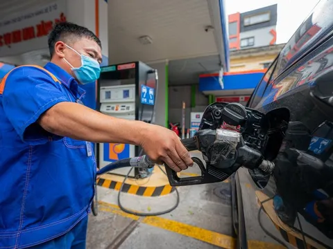 Giá xăng giảm, dầu tăng