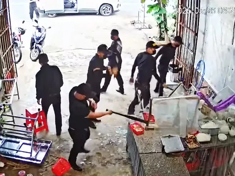 Bắt nhóm người mặc đồ đen, bịt khẩu trang xông vào đập phá quán phở ở Đắk Lắk