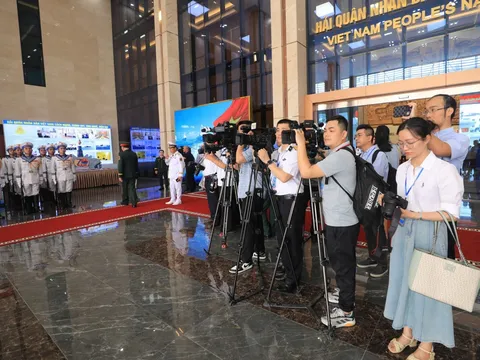 Thầm lặng phụng sự Nhân dân, Tổ quốc bằng ngòi bút