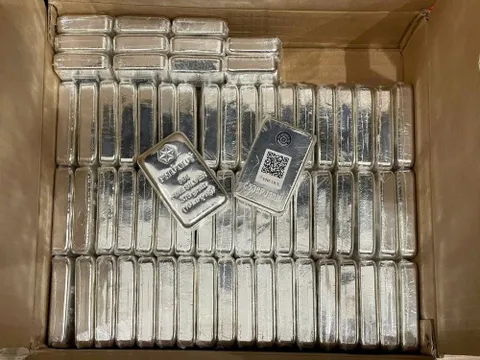 Kim loại nóng lên theo xu hướng Vàng: Bạc dẫn sóng đầu tư mới